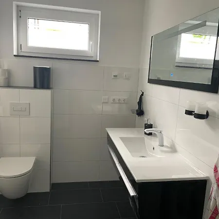 Saaldorf-ferienhaus Mit 6 45qm-120qm Direkt Am Thueringer Meer-bleilochtalsperre アパート バート・ローベンシュタイン